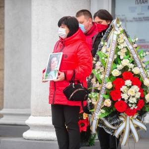 Фоторепортаж: в Запорожье простились с врачом Ольгой Гливой, которая погибла во время пожара - reporter-ua.com - Запорожье