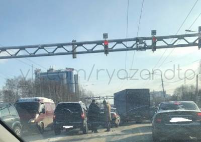 На Московском шоссе столкнулись три автомобиля - ya62.ru - Рязань