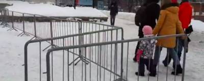 Алексей Навальный - В центре Новосибирска установили ограждения и появились автозаки - runews24.ru - Новосибирск