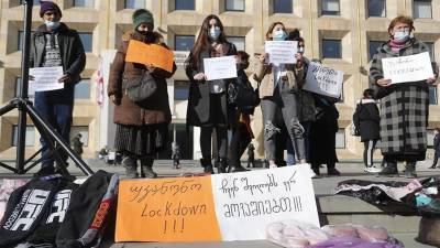 Акция против ограничений из-за COVID-19 проходит в Тбилиси - iz.ru - Тбилиси