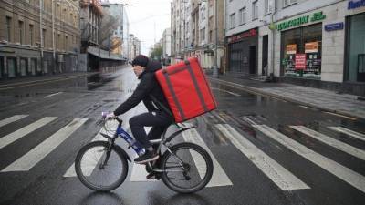 Столкновение доставщика еды на велосипеде с авто в Петербурге попало на видео - 5-tv.ru - Санкт-Петербург