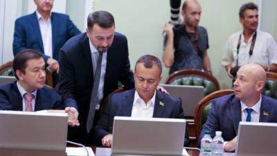 Владимир Зеленский - Дмитрий Разумков - Украинские СМИ узнали о трехкратном скачке зарплат в партии Зеленского - smartmoney.one - Украина