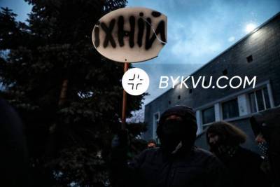 Под телеканалом «НАШ» вновь собрались протестующие: требуют его закрыть, – фото, видео - bykvu.com