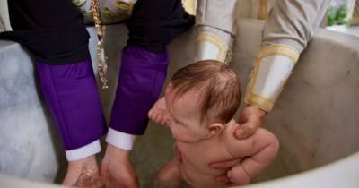 В Румынии младенец умер после крещения: общественность призывает изменить обряд - tsn.ua - Румыния
