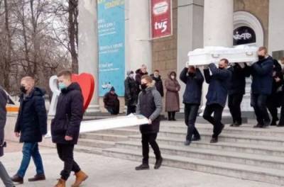 Выносили в белоснежном платье: в Запорожье простились с врачом, которая героически погибла в пожаре. ФОТО - from-ua.com - Запорожье