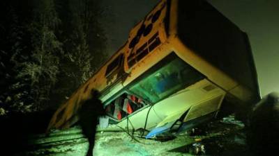 Автобус с детьми съехал в кювет по дороге с горнолыжного курорта в Пермь — жесткие кадры - 5-tv.ru - Пермь