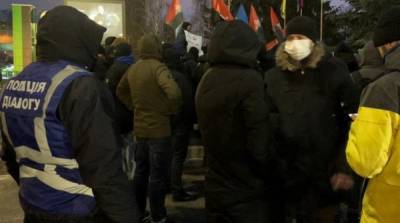 Валентин Гладких - Активисты пикетировали здания телеканалов «НАШ» и «Интер» в Киеве - ru.slovoidilo.ua - Киев