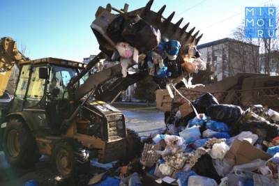 Коллектив Минтруда Дагестана принял участие в уборке мусора в Махачкале - mirmol.ru - Махачкала - респ. Дагестан