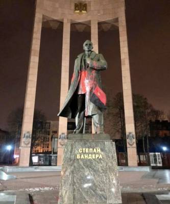 Владимир Ленин - Иисус Христос - Андрей Садовый - Степан Бандер - Во Львове памятник Бандере облили красной краской - narodna-pravda.ua - Львов - Запорожская обл.