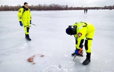 В Киеве спасатели доставали тело утопленника с помощью бензопилы - korrespondent.net - Киев - Черкасская обл. - Днепр