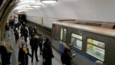 Упавшего на рельсы метро мужчину спас полицейский в Москве — видео - 5-tv.ru - Москва
