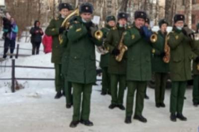 В Ярославле духовой оркестр целый час играл на морозе, поздравляя ветерана ВОВ - yar.mk.ru - Казань - Ярославль