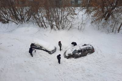 В Новосибирске лавина снега, сошедшая с крыши дома, повредила две машины - runews24.ru - Новосибирск