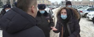 Жительница Екатеринбурга привезла гроб с телом матери к зданию мэрии - runews24.ru - Екатеринбург