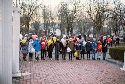 Школьники удивили любимую учительницу, поздравив ее в день замужества: милые фото - 24tv.ua - Брак