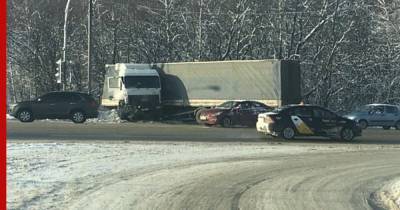 Валерий Горелых - На трассе М5 "Урал" под Екатеринбургом столкнулись около 20 автомобилей - profile.ru - Екатеринбург - Челябинск - Свердловская обл.