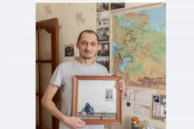 Дмитрий Марков - Знаменитая фотография с силовиком и портретом Путина продана за 2 млн рублей - mk.ru - Москва
