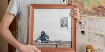 Владимир Путин - Дмитрий Марков - Российский фотограф продал снимок с силовиком и портретом Путина за два миллиона рублей - nv.ua - Россия