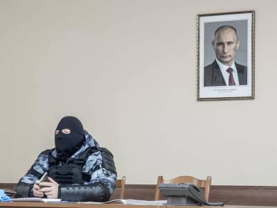 Владимир Путин - Алексей Навальный - Дмитрий Марков - Фотографию силовика под портетом Путина продали за 2 млн рублей - gordonua.com - Москва