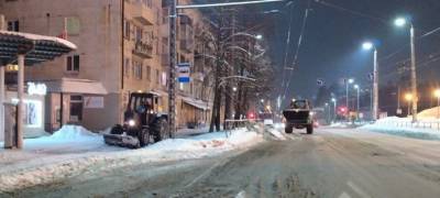 Снег в Петрозаводске убирают в "усиленном режиме" - stolicaonego.ru - Петрозаводск - республика Карелия