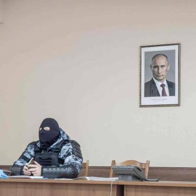 Владимир Путин - Алексей Навальный - Дмитрий Марков - Фотограф Дмитрий Марков продал снимок Путина за 2 млн рублей с силовиком под портретом - live24.ru - Москва