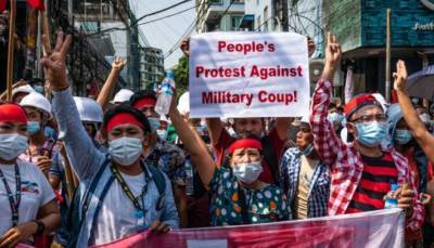 Аун Сан Су Чжи - В Мьянме тысячи людей протестуют против военного переворота - lenta.ua - Бирма - Янгон