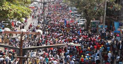 Мьянма взорвалась протестами: десятки тысяч вышли на улицы против военного переворота - tsn.ua - Бирма - Янгон