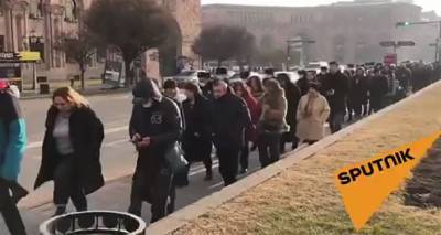 Никола Пашинян - Акция протеста в Ереване: участники требуют освободить политзаключенных - видео - ru.armeniasputnik.am - Ереван