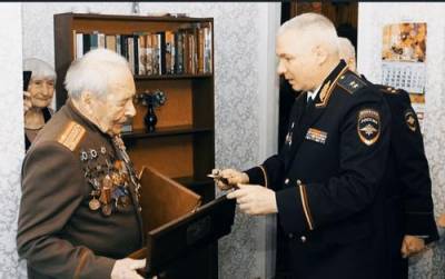 Владимир Колокольцев - Министр внутренних дел РФ Владимир Колокольцев поздравил ветерана войны со столетним юбилеем - argumenti.ru - Красноярск