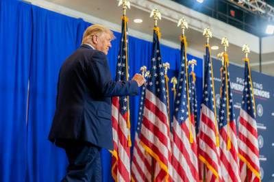Дональд Трамп - Джейсон Миллер - Улетел во Флориду: как расслабляется Трамп после отставки - infox.ru - США - шт.Флорида