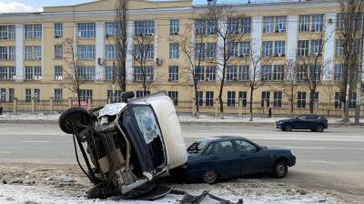 «Газель» прищемила легковушку в массовом ДТП в Воронеже - vestivrn.ru - Воронеж