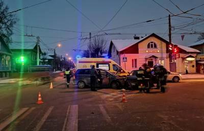 Два человека пострадали в серьезном ДТП в Твери - afanasy.biz - Тверь - Тверская обл.