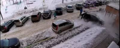 Камеры сняли падение глыбы снега на автомобиль в Красноярске - runews24.ru - Красноярск
