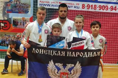 Евгений Миронов - Каратисты донецкой сборной завоевали в Сочи 6 золотых медалей - mk.ru - Сочи - ДНР