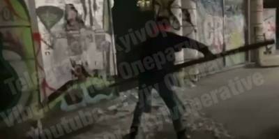 В Киеве на Почтовой площади подростки били стекла - видео слила в сеть одна из них - ТЕЛЕГРАФ - telegraf.com.ua - Киев - Київ