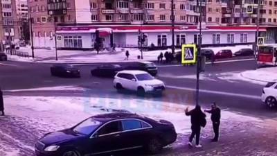 На Ветеранов водитель Mercedes избил пешехода, который сделал ему замечание - piter.tv