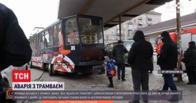 В Днепре трамвай врезался в остановку с людьми: женщину госпитализировали - tsn.ua