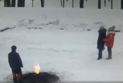Четверо школьников потушили Вечный огонь в Красном Селе - online47.ru - Ленинградская обл. - Санкт-Петербург