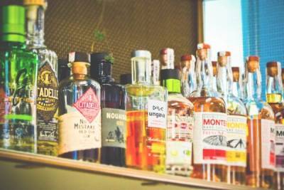 Денис Мантуров - В России предложили запретить продажу крепкого алкоголя в продуктовых магазинах - 7info.ru