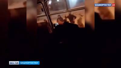 Подростки против "ПАЗика": в Уфе агрессивные юноши напали на автобус - vesti.ru - Башкирия - Уфа