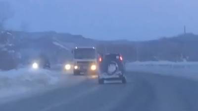 Странные маневры сахалинского водителя перед смертью попали на видео - vesti.ru