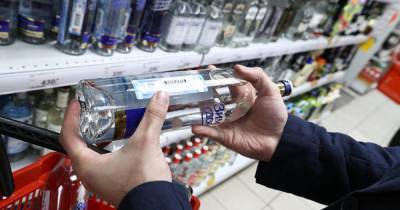Олег Салагай - Денис Мантуров - В России предложили убрать крепкий алкоголь из продуктовых магазинов - ren.tv - Россия