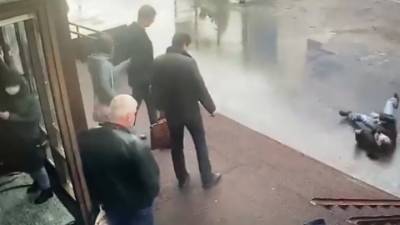 Посетитель МФЦ убил попросившего у него сигарету мужчину - vesti.ru - Саратов
