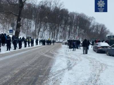 Владимир Зеленский - "Ким Чен Зе", "Конец свободы слова". В Киеве под "Парковым", где проходит форум "Украина 30", протестуют против закрытия трех каналов - gordonua.com - Украина - Киев