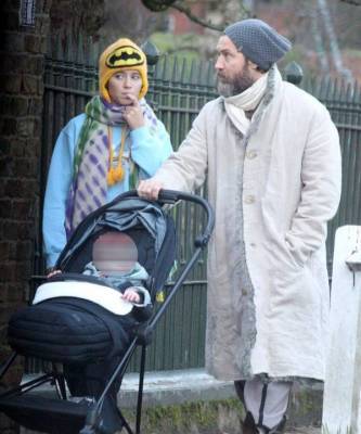 Джуд Лоу - Семейные узы: Джуд Лоу на прогулке с дочерью-моделью Айрис - skuke.net - Лондон
