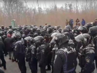 "Национальный корпус" также проводит митинг возле КВЦ "Парковый", где протестуют против блокирования ZIK, NewsOne и "112 Украина" - gordonua.com - Украина - Киев