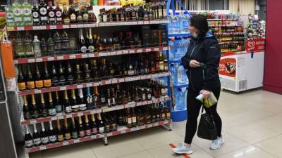 Юлий Лепихов - В Крыму осудили идею запретить продажу крепкого алкоголя в магазинах - crimea.ria.ru - Крым - Симферополь