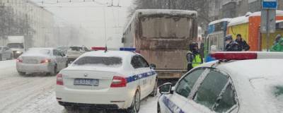 В Новосибирске, упав под колеса автобуса на остановке, погиб мужчина - runews24.ru - Новосибирск