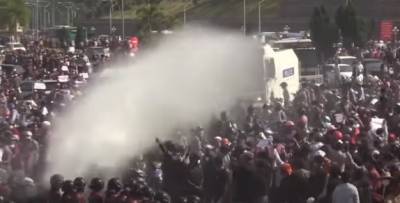 Аун Сан Су Чжи - Переворот в Мьянме: для разгона многотысячного митинга силовики пустили в ход водометы - unn.com.ua - Киев - Бирма - Азия