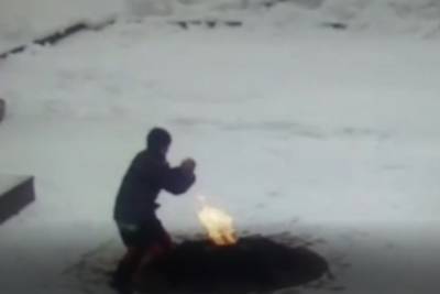 Потушившие снегом Вечный огонь в Красном Селе подростки попали на видео - spb.mk.ru - Ленинградская обл. - Санкт-Петербург